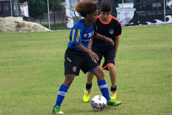 Stephanie em ao no jogo-treino