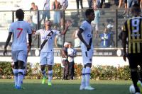 Jogadores comemoram gol de Nen