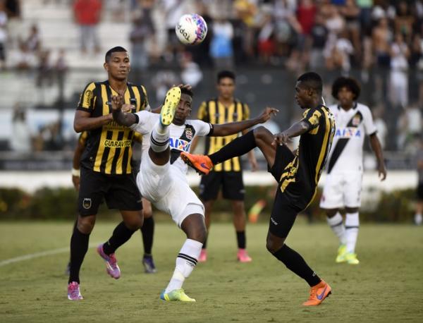 Thalles disputa bola com zagueiros do Volta Redonda em partida de domingo, em So Janurio