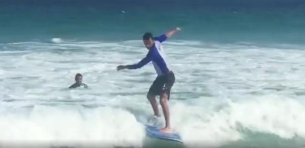 Nen conseguiu ficar em p somente uma vez em sua primeira aula de surfe