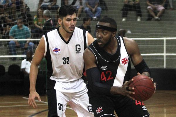 Jeff em ao com a camisa cruzmaltina