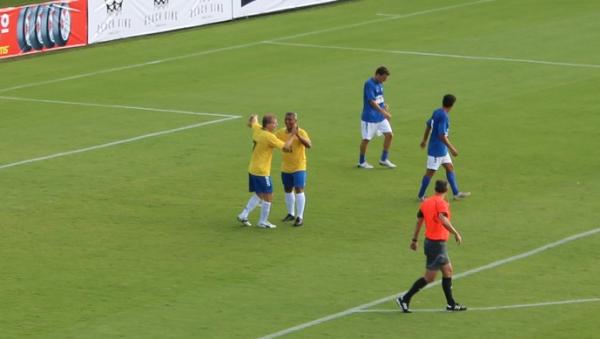 Tlio Maravilha e Romrio comemoram gol em jogo beneficente em Goinia