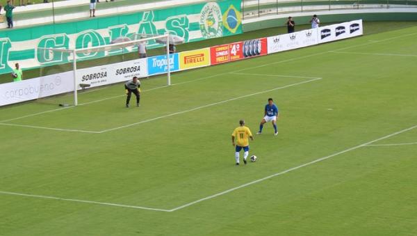 Romrio em ao em jogo beneficente em Goinia