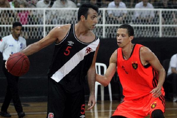 Hlio marcou 21 pontos na vitria do Vasco sobre o Sport