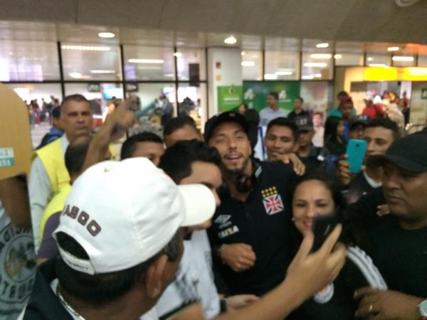 Nen cai nos braos da torcida no desembarque 