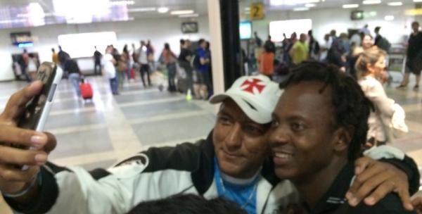 Torcedor aproveita para tirar foto com Andrezinho