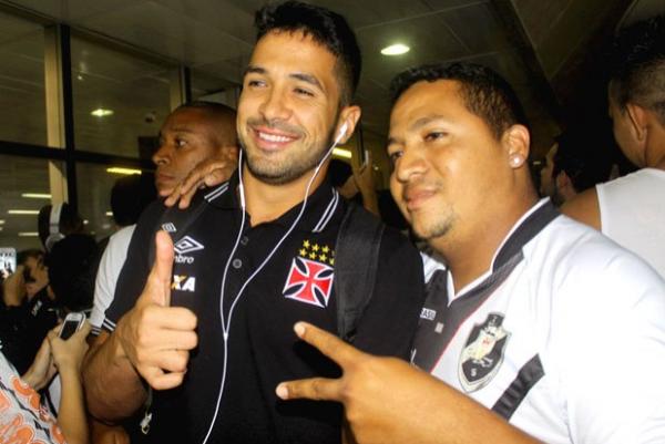Luan recebe o carinho da torcida na chegada do Vasco a Belm
