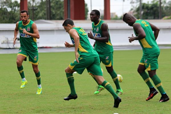 Jogadores realizam atividades fsicas no Mangueiro