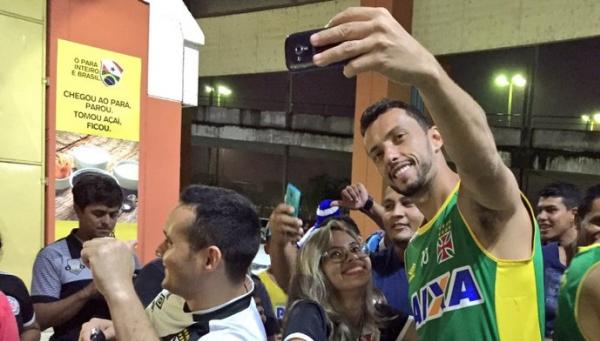 Sorridente, Nen garante a alegria de torcedora que esteve no Mangueiro