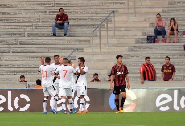 Vascanos comemoram o primeiro gol