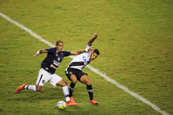 Henrique durante a partida com o Remo: lateral recebeu broncas por causa da marcao, mas se redimiu com um belo cruzamento no fim