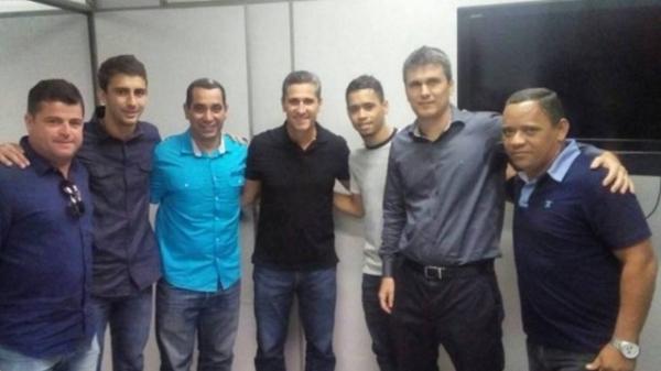 Arley  o primeiro da esquerda para a direita