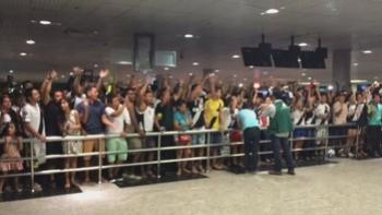 Grande quantidade de torcedores foram ao aeroporto para recepcionar o time