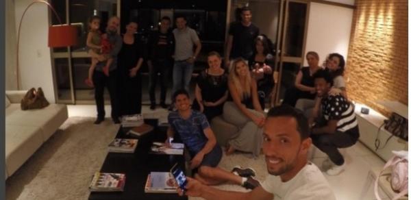 Culto na casa de Nen: vascano de camisa branca e Magno Alves sentado no cho