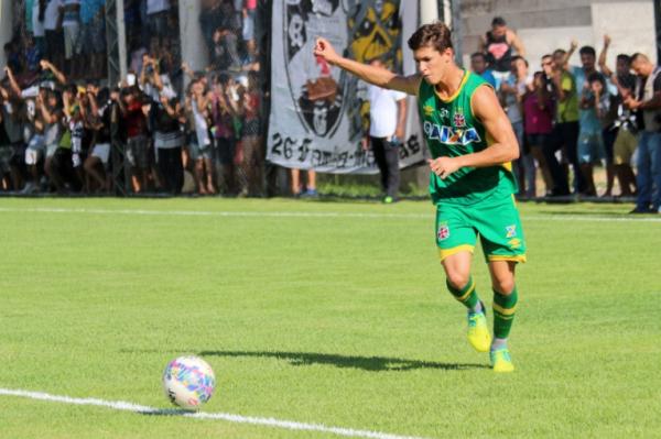 Torcedores, ao fundo, observam movimento de Mateus Vital