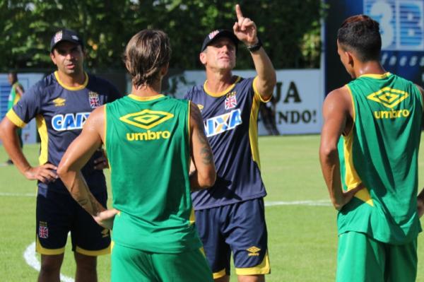 Jorginho orienta Diguinho e Caio durante treino