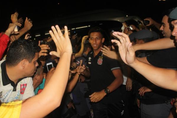 Caio Monteiro sendo assediado em Manaus