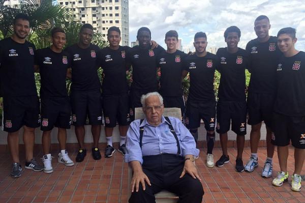 Presidente Eurico Miranda posa com os jogadores da base