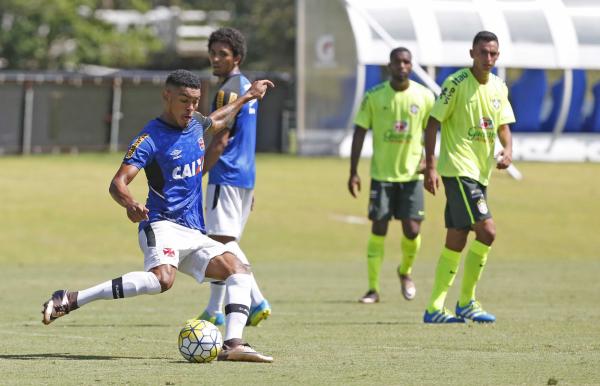 Lucas Barboza em ao contra a Seleo