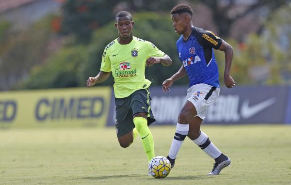 Jussa conduz a bola no gramado da Granja