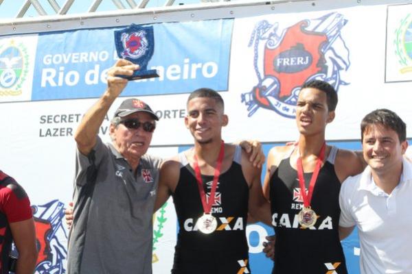 Carlos Eduardo e Pedro Henrique comemoram ouro no Double Skiff Jnior B