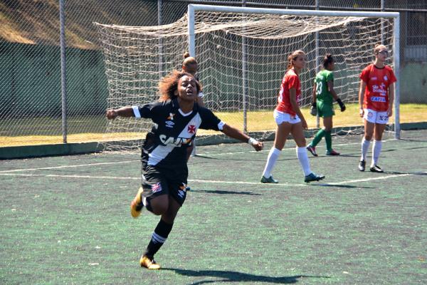 Sthephanie comemora o segundo gol vascano