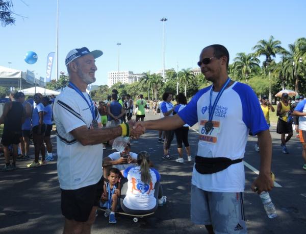 Pedro e Edson celebram a paz entre as torcidas aps completarem os 10km no Aterro