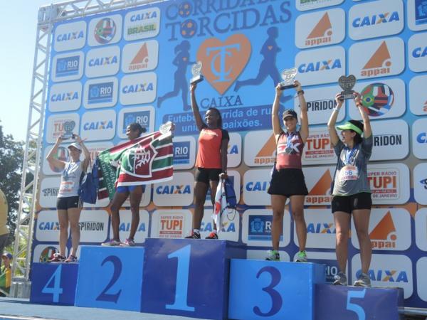Vascana vence prova feminina de 10km e ergue trofu ao som do hino do Gigante da Colina