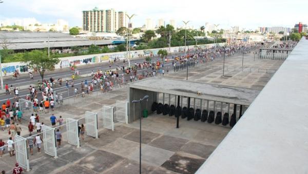 Torcedores vo embora do estdio em clima de paz