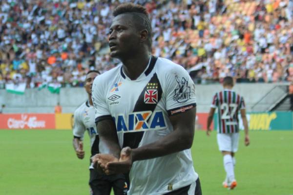 Riascos homenageia filho aps balanar as redes