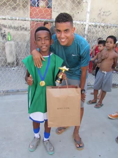 Ulysses, jogador do Sub-11 do Vasco ao lado do jogador Erick