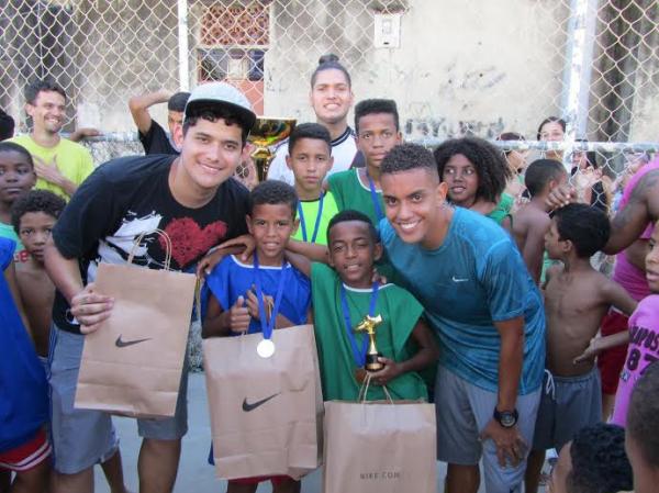 Dannilo Noia ( esquerda), Yan (de colete azul), Ulysses (colete verde) e Erick ( direita)