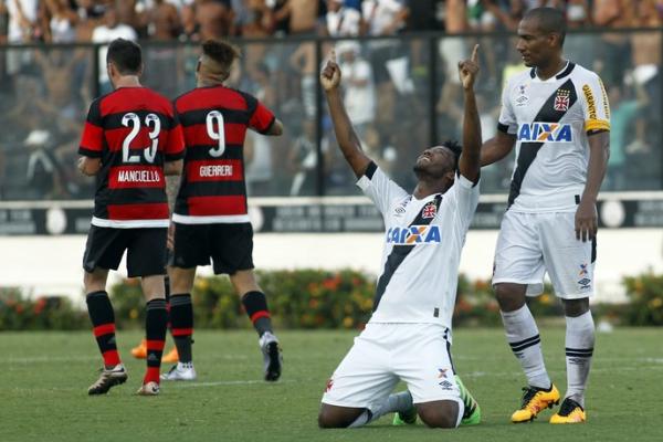 Rafael Vaz comemora o gol da vitria do Vasco sobre o Flamengo, em So Janurio