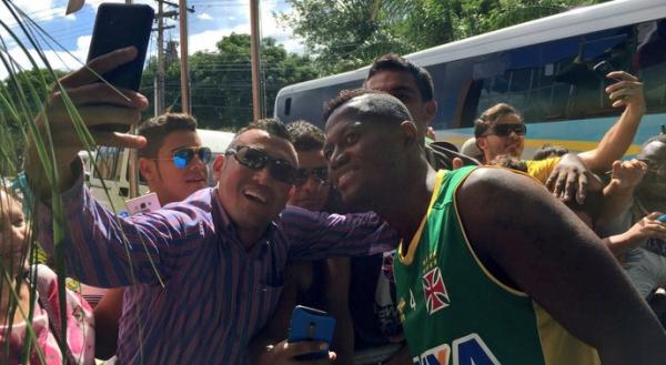 Riascos atende torcedor na sada do hotel em Manaus: carinho constante 