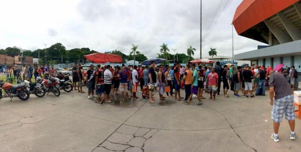 Fila para compra de ingressos de Vasco e Flamengo em Manaus
