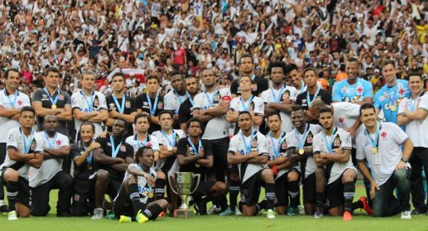 Elenco do Vasco comemora sem risadinha. Curiosamente, Nen no est na foto