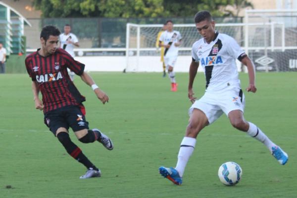 Alexandre tenta superar jogador do Furaco
