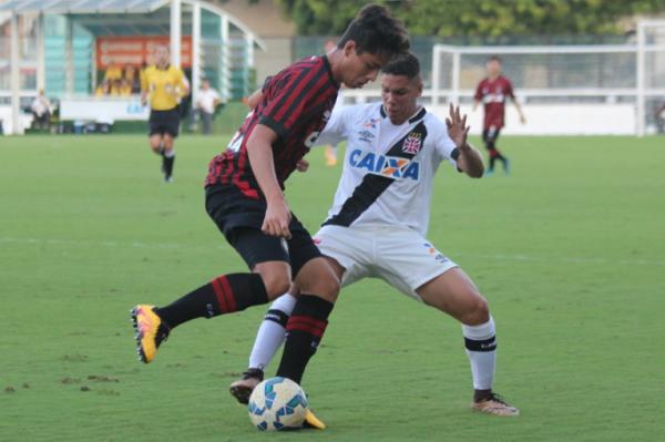 Atacante Paulinho tenta desarmar jogador adversrio