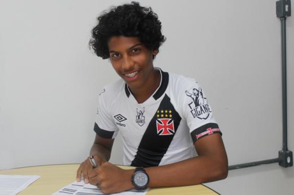 Laranjeira assinando primeiro contrato profissional