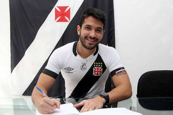 Com assdio do Corinthians e Fla, Luan assinou novo contrato com o Vasco