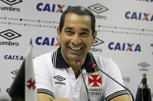 Zinho concede entrevista coletiva na Colina