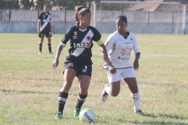 Thayla leva a equipe ao ataque