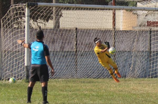 Jully defende pnalti e evita gol adversrio