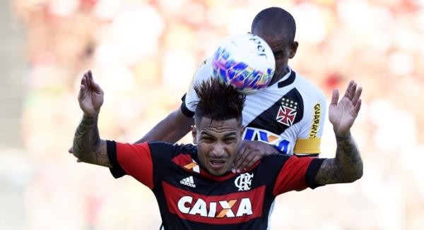 Rodrigo leva a melhor sobre Guerrero em disputa area em clssico de So Janurio