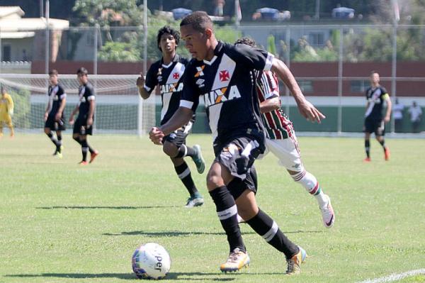 Observado por Laranjeira, Pedro tenta superar rival