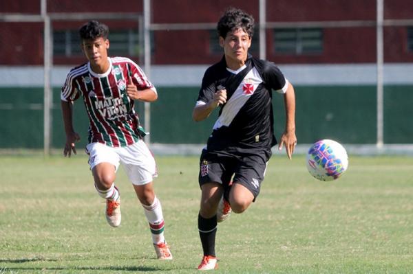 Roger supera marcao do marcador rival