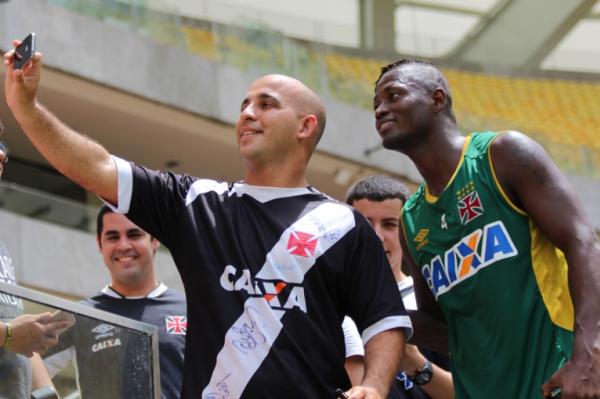 Riascos recebe o carinho do Scio Torcedor Gigante