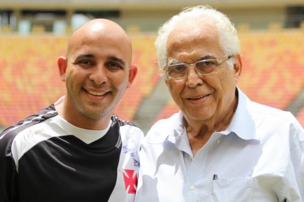 Presidente Eurico Miranda posa ao lado de um dos Gigantes