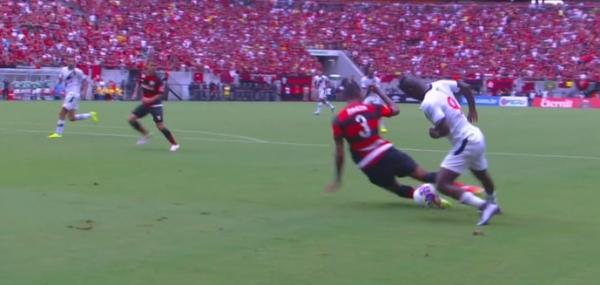 Riascos deixou Csar Martins no cho na vitria do Vasco sobre o Flamengo