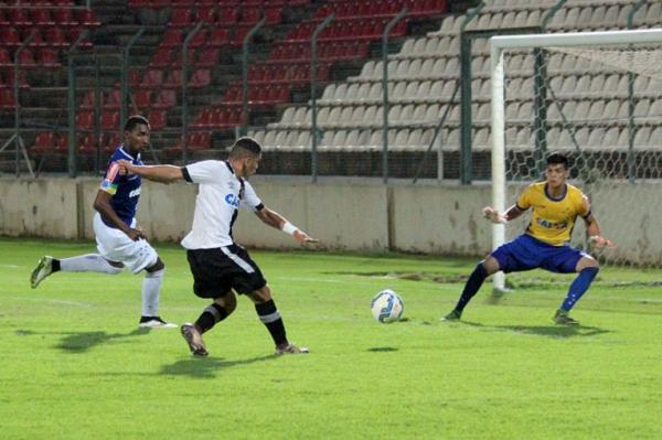 Paulinho finalizou bonito para abrir o placar